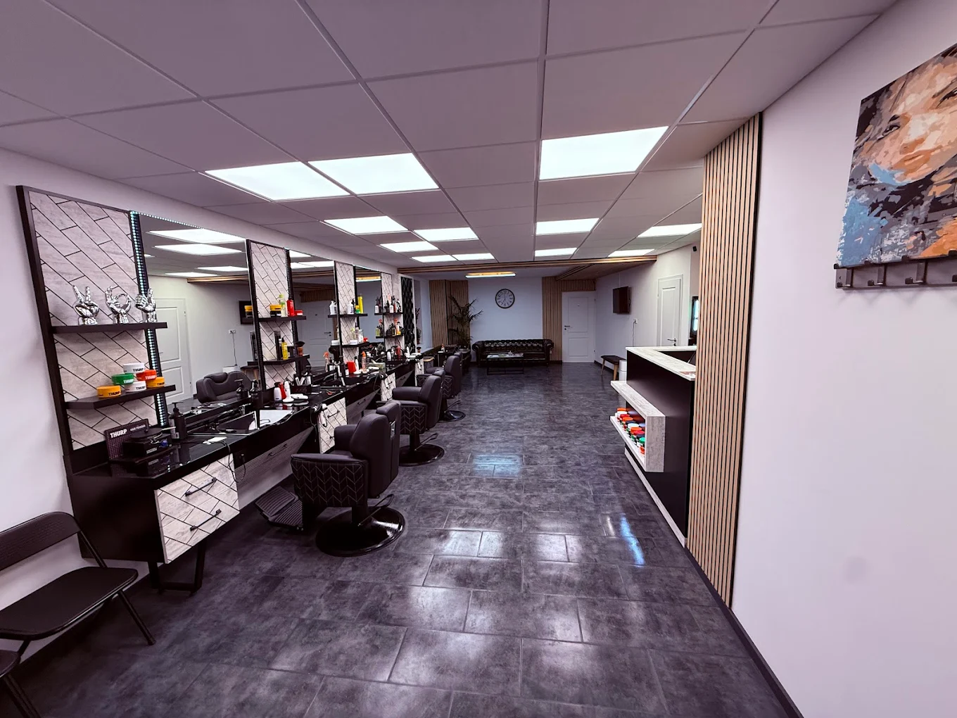 Barber beim Haarschnitt